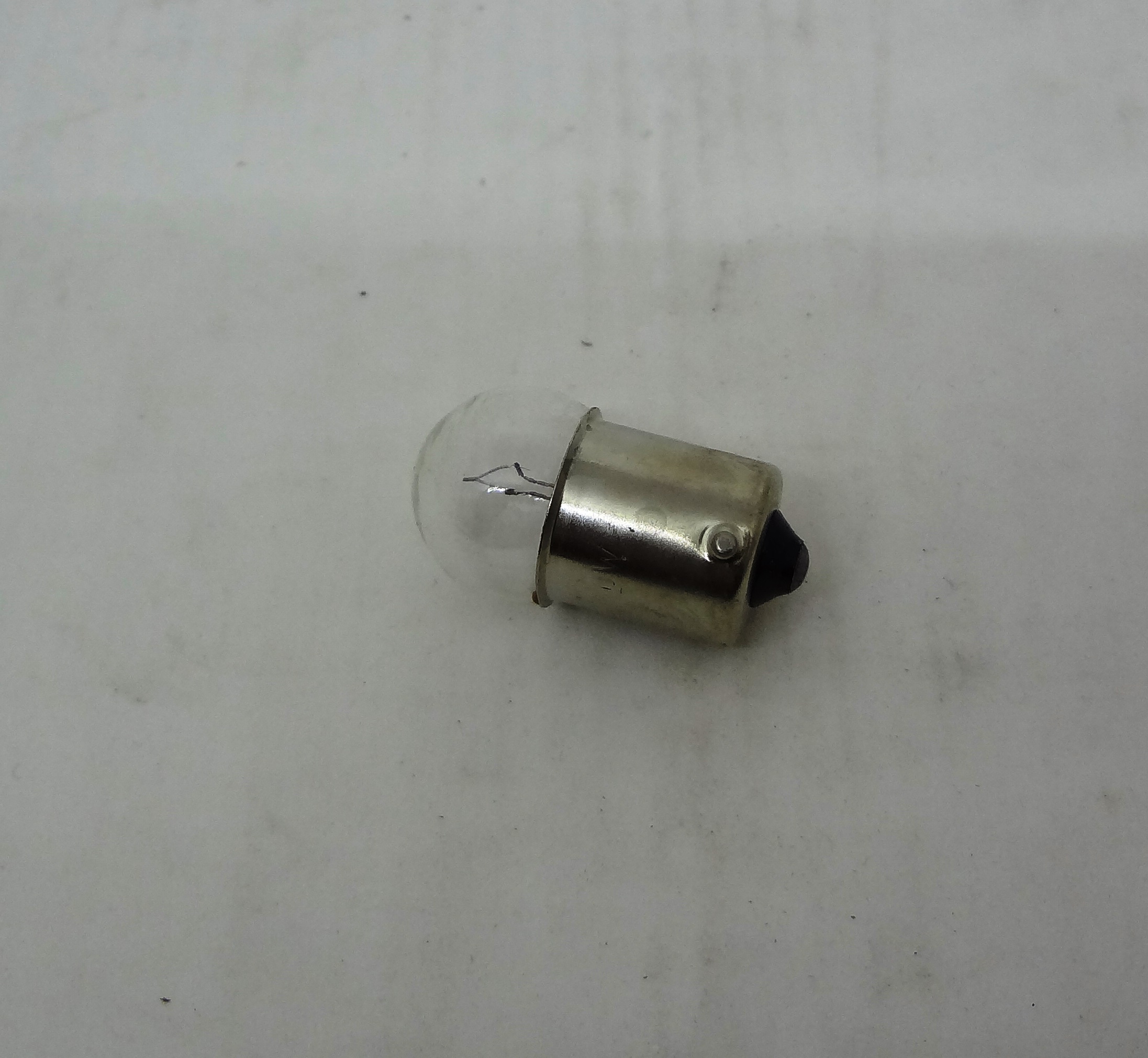 LAMP.GIRO C/BASE 12v/10W B/CHICO BLANCA(BA15S)
